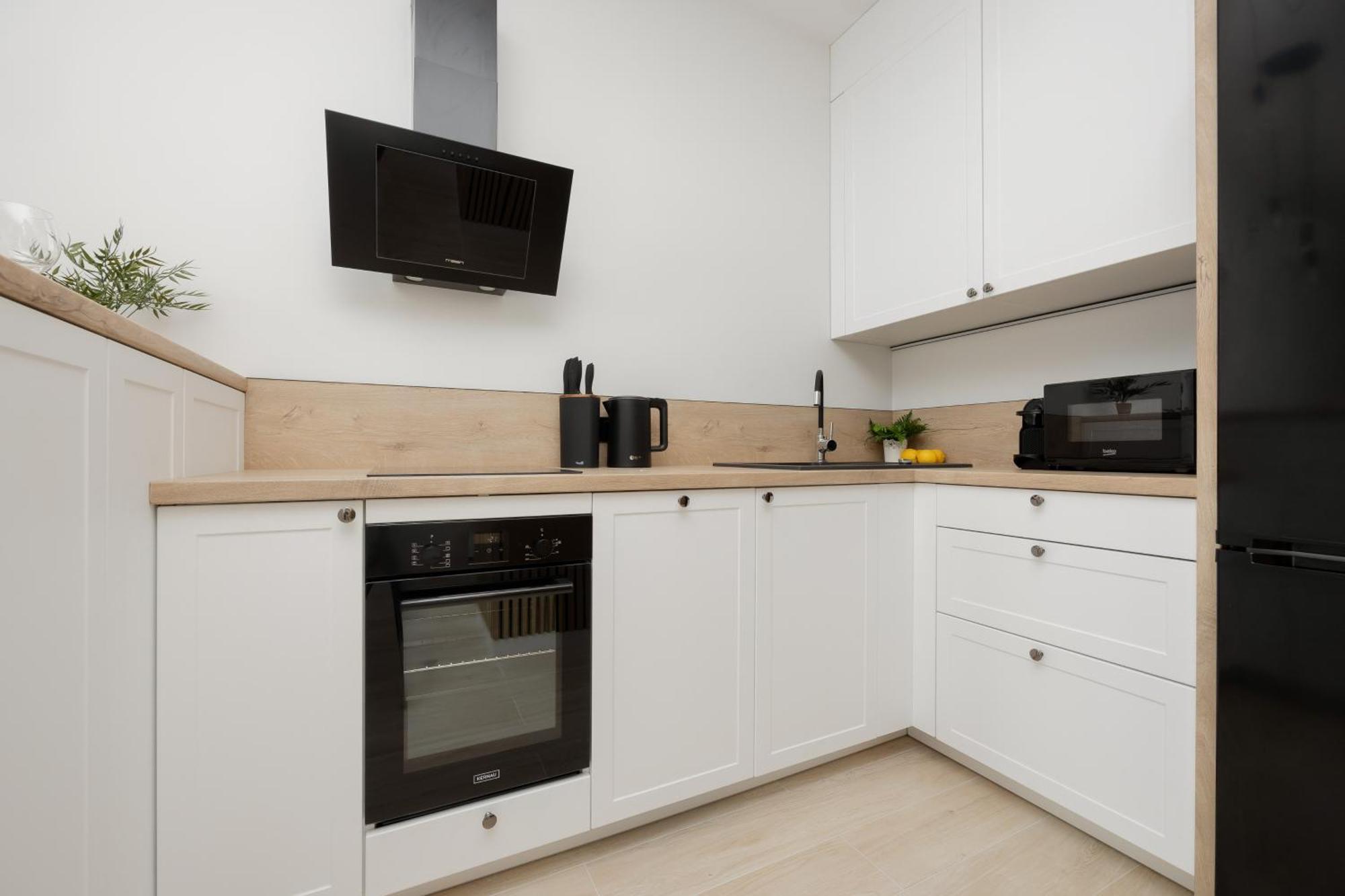Stylish With Parking By Renters Lägenhet